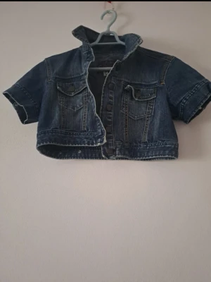  jeans bolero - jätte snygg jeans bolero som jag tyvärr inte använder längre. Priset kan diskuteras vid snabbt köp