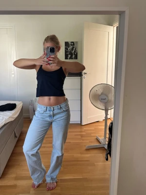 Ljusblå raka jeans med låg midja - Ljusblå jeans med rak passform och låg midja. Så himla snygga.