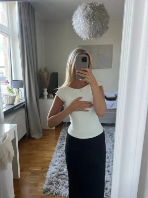 Vit topp med öppen rygg - Soft touch topp från Gina Tricot, super fin i ryggen. storlek xs. Från Gina Tricot