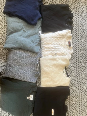 Sweatshirts  - Säljer kläder som inte används. 150kr/st (Morris, Nudie Jeans : 350kr) eller 1000kr för allt! Storlekarna är mellan S och M. Hör av dig! 😉 Mvh SecondTreasures. 