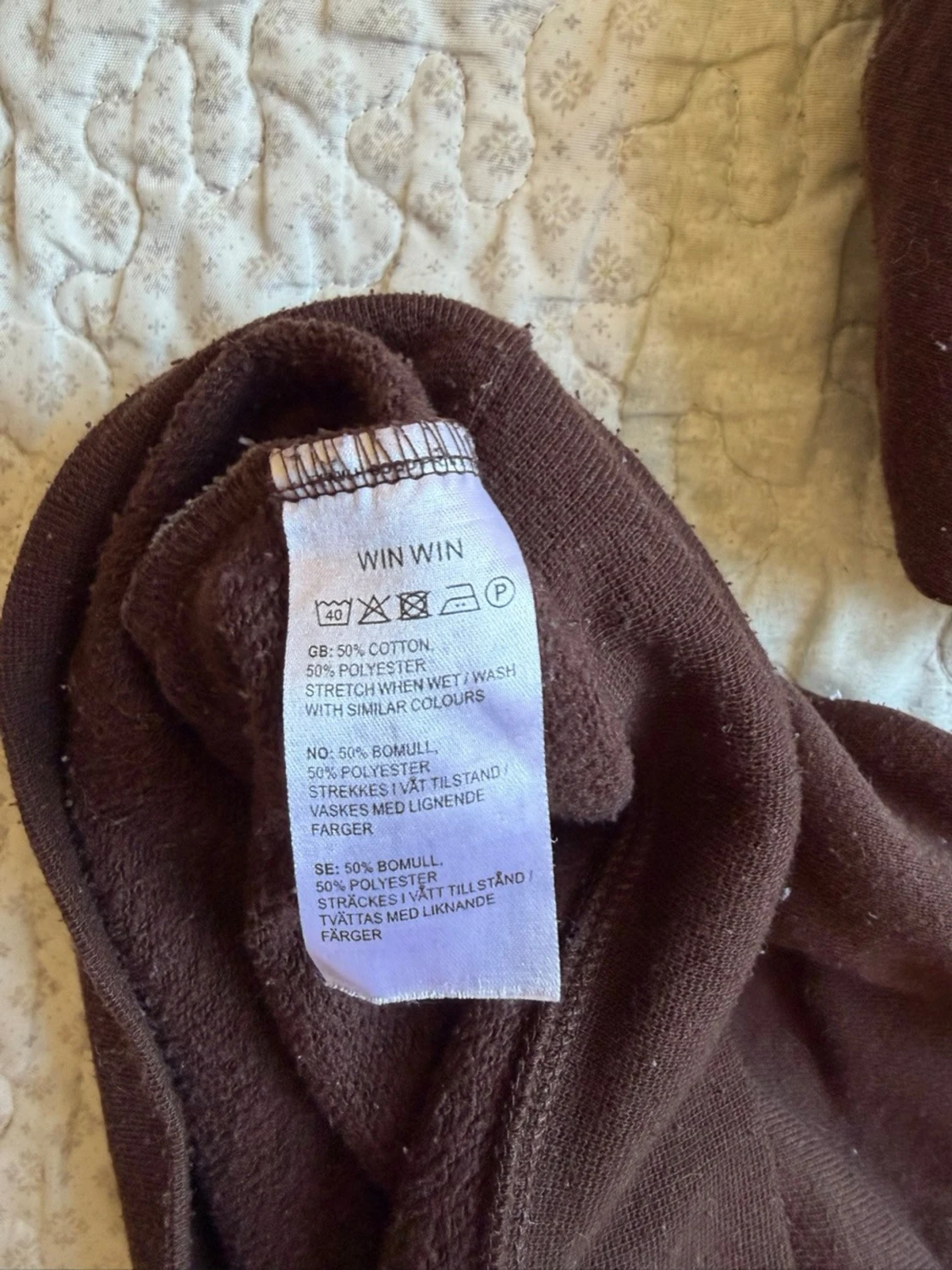 Brun hoodie med röd text DETENTION - 2