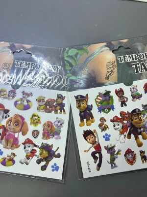 Färgglada temporära tatueringar - Säljer flera ark med temporära tatueringar med motiv från Paw Patrol och Barbie. Perfekt för att piffa till din stil med färgglada och lekfulla figurer. Motiven är i rosa, lila, blått, rött och gult och passar dig som vill ha något kul och unikt bland accessoarerna. 50kr/2st/bild , samma frakt 