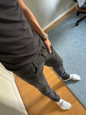 Svarta Replay jeans - Tjena! Säljer mina svarta Replay anbass jeans. Storlek 30/32. Hör av er vid mer frågor!