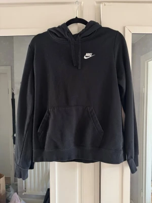 Svart hoodie från Nike - Svart hoodie från Nike i storlek M.