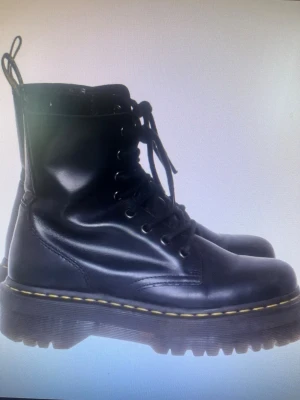Dr Martens kängor  - Säljer ett par svarta kängor i skinn med grov platåsula och klassisk gul söm runt sulan. Kängorna har högt skaft, snörning framtill och dragflik bak. Perfekta för dig som vill ha en edgy och tidlös look. Snygga till klänning/kjol  likväl som byxor . Tecken på användning men ändå fint skick