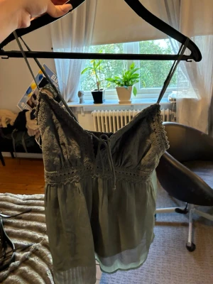 Topp veromoda - Söt olivgrön topp från veromoda i storlek S