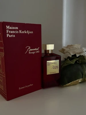 Baccarat rouge 540 - Baccarat rouge 540 extrait de parfum 200ml. Den är sparsamt använd och inga tydliga tecken på skador. Skriv gärna vid frågor och om ni funderar över något och våga pruta! MVH: PerfumeAndWear 