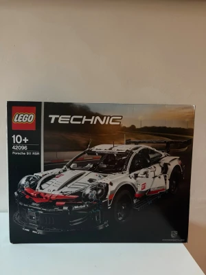 LEGO Technic Porsche 911 RSR - Byggsats LEGO Technic Porsche 911 RSR, modellnummer 42096. Setet innehåller detaljerade delar i svart, vitt och rött och är designat för bilentusiaster från 10 år och uppåt. Perfekt för dig som gillar teknik och sportbilar. Förpackningen är öppnad men ej påsarna.