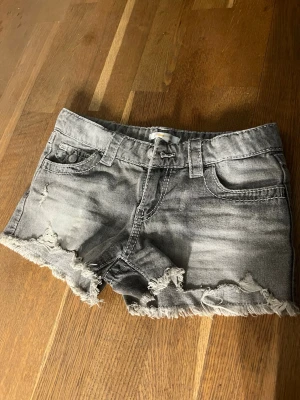 Gr jeansshorts - Grå jeansshorts från Gina Tricot.                                                        Bra skick storlek 146