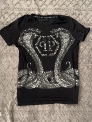Svart Philipp Plein t-shirt med glitter - Har tappat diamanter men fortfarande riktigt riktigt fet att ha på sig