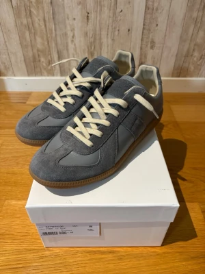 Maison Margiela gats - Säljer ett par Maison Margiela GAT som inte kommer till användning längre. Skorna är i nyskick och har endast använts ett fåtal gånger. En väldigt stilren och tidlös modell som fungerar till i princip allt. Säljs då jag rensar garderoben. Hör gärna av dig om du har några frågor eller vill ha fler bilder.  Kvitto finns!