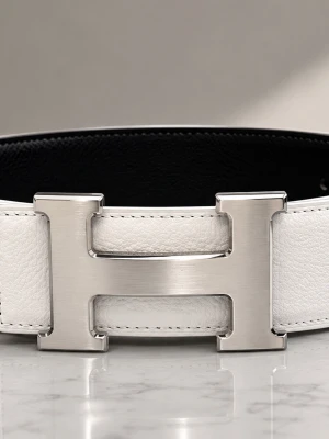 Vitt skärp med stor H-spänne - Snyggt vitt skärp i skinn med ett stort, silverfärgat H-format spänne. Bältet har en stilren och modern look som passar till många outfits. Insidan är svart vilket ger en cool kontrast. Perfekt accessoar för att lyfta din stil.  Kom dm för att se mer bilder. Den hära bilden är från Google kunde inte lägga ut den jag har.
