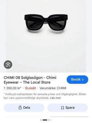 Svarta solglasögon från CHIMI - Stilrena svarta solglasögon från CHIMI med bred båge och fyrkantig form. Glasen är mörka och ramen har en chunky design som ger en modern vibe. Perfekta för att lyfta vilken outfit som helst. Säljer dem helt nya i förpackning.