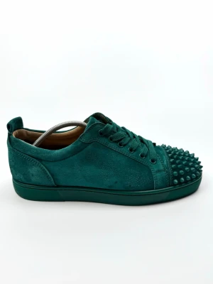 Christian Louboutin sneakers - Christian Louboutin Louis junior spikes flat suede - Skick: 9/10 - Storlek: 41 - nypris: ca 8000 - 100% autentiska - 