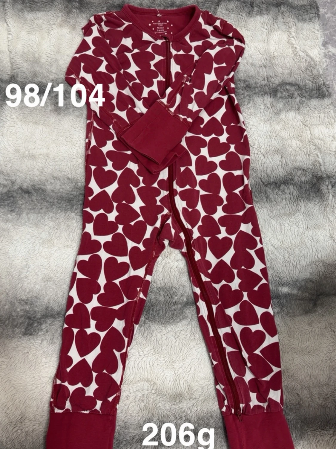 Rödvit pyjamas med hjärtmönster