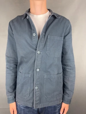 A days march overshirt - Overshirt Märke: A days marchStorlek: M Passform:  Färg: Blågrå Skick: Mycket bra Beskrivning: utan defekter. Modellen på bilden: 183 cm / 74 kg