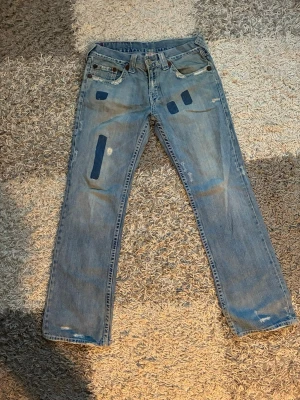 True religion jeans - Säljer ett par true religion jeans ända negativa är att det finns en fläck som ni ser på sista bilden, har ej försökt fått bort den så osäker om den går bort eller ej! 