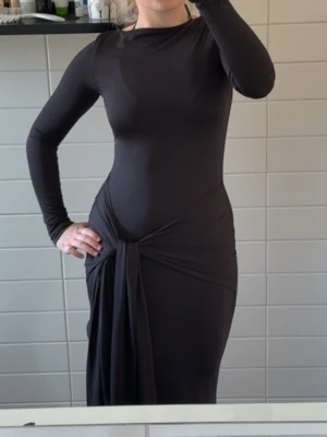 Svart långärmad klänning med knut - Säljer en svart långärmad klänning med snygg knutdetalj vid höften. Slutsåld på hemsidan ❤️