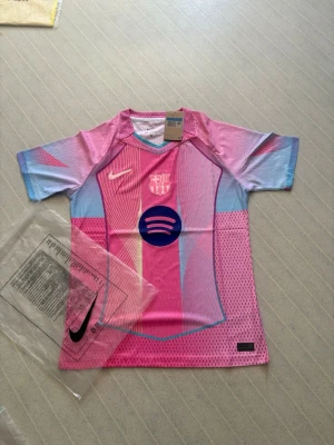 Barcelona matchtröja rosa/blå Nike - Den kända rosa Barcelona tröjan storlek M hör av er vid frågor📲
