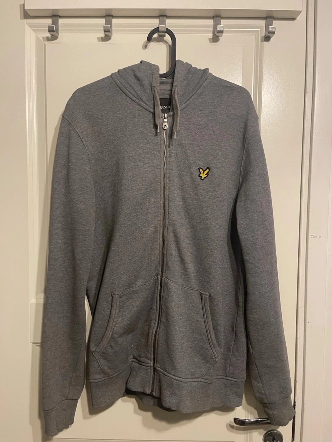 Grå hoodie med dragkedja från Lyle & Scott