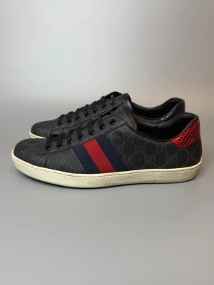 Gucci Skor -  ‼️VI TAR EJ BYTEN‼️ Gucci Ace sneakers | Skick: 9/10 | Storlek 8 motsvarar EU 42-43 | ingår box, Skopåse & kort vid köp! | Fraktar inom 24H efter köp på köparens bekostnad 📦💨 | Hör av dig vid minsta fråga eller fundering 💭 