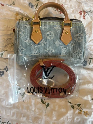 denim handväska - Perfekt för dig som gillar trendiga accessoarer och designerstil.