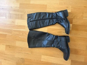 Boots  - Ett par sköna boots med en liten klack, passa mig som är storlek 39 så rekommenderar till 39/40. Jätte söta till när ni ska ut på klubben
