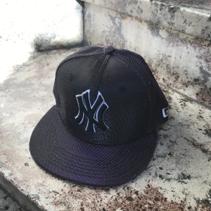 Lila keps  - En super cool lila keps med skimrande glitter. Ej justerbar men finns 2x strl: 56cm. 2x strl: 57cm. 2x strl: 58cm.