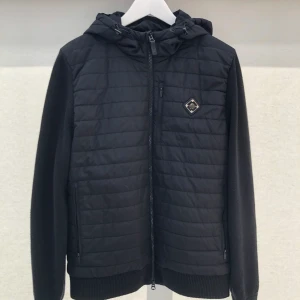 J.Lindeberg cardigan - J.Lindeberg cardigan i bra skick  Storlek M  Perfekt till våren och sommaren  Skriv gärna om du har frågor eller vill ha fler bilder!