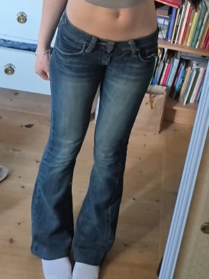 Unika lågmidjade bootcut jeans - Jättesnygga unika jeans som är lågmidjade och bootcut. Köpte dom vintage, så vet inte märket eller storlek tyvärr. Jag skulle dock säga att dom är xxs/xs då dom nu blivit för små för mig som brukar ha S. Fint skick💗 Innerbenslängd: 77 Midjemått: 37