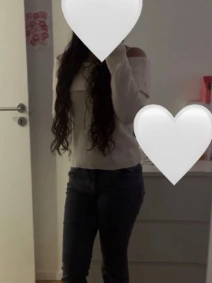 Off shoulder stickad tröja H&M - vit ribbstickad off shoulder-tröja från H&M. Tröjan har långa ärmar och bred krage som vilar över axlarna. Mjuk och stretchig kvalitet