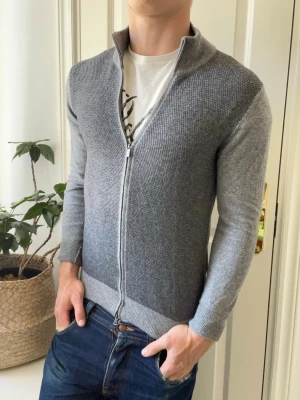 Boggi Milano cardigan cashmere  - Boggi Milano cardigan cashmere, lite liten på modellen. Inga defekter! Modellen i bilderna är 180 cm 75 kg och bär Storlek S , Kom med frågor! 🌟 (Kan gå ned i pris vid köp av paket 😉) 