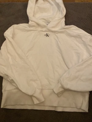 Vit hoodie - Jättemysig vit hoodie från ck. Använd ca 1-2 ggr så som ny!