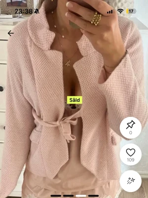 Odd Molly: Rosa knytkofta - Rosa knyt kofta från Odd Molly! Använd fåtal ggr! Köpt på Plick (inte mina bilder, men bilderna är från annonsen jag köpte från!!!!❤️)