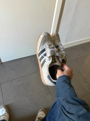 Adidas samba  - Sambas i mycket bra skick endast använda några gången storlek 44 passar lite mer som 43 hör av er vid funderingar 