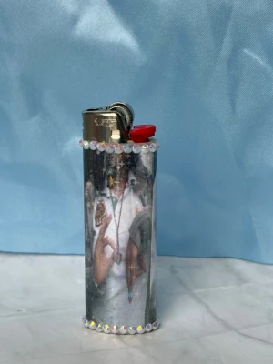 BASSVICTIM//BASSPUNK - lighter - ⭐️1st Refillable BIC MAXI LIGHTER med wrap & rhinestones ⭐️ ✨🤍 FREEBIES (godis & random stickers) ingår i alla beställningar över 70kr 🤍