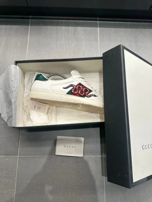 Gucci ace - Gucci ace i riktigt bra skick, allt på bilderna medföljer, storlek 9  1/2 uk vilket motsvarar 44, kom gärna med bud eller frågor 