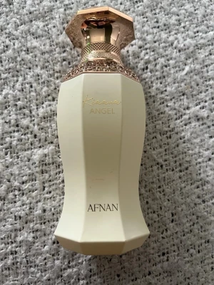 Afnan Kiaana Angel  - Cirka 50-60 % kvar av flaskan 