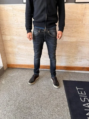 Svarta dondup jeans  - Jätte fina dondup jeans helt nya slimfit kvitto följa med 