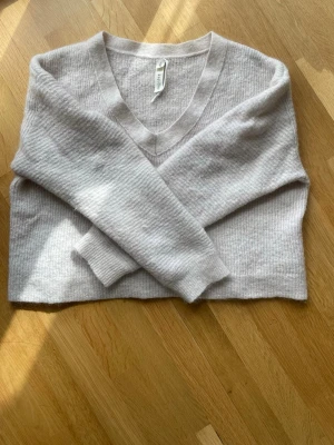 Beige stickad tröja från Kappahl  - En mjuk skön stickad bomulls tröja från Kappahl. 