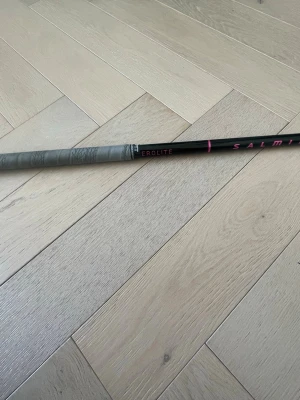 85 CM innebandyklubba  - Säljer en svart innebandyklubba från Salming, modell Erolite. Klubban har rosa detaljer och ett grått grepp. Perfekt för dig som gillar innebandy och vill ha en lätt och smidig klubba med snygg design.