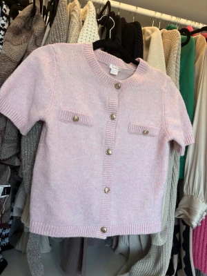 Gina Tricot - Knappt använd, i fint skick. Passar mig som har strl Xs.