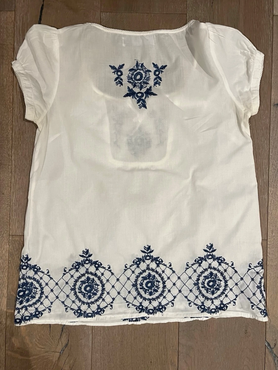 Vit blus med blå broderier - 1