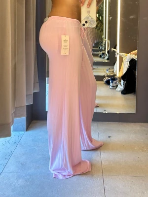 SÖKER Nelly byxa Xs - SÖKER rosa Nelly byxor i strl Xs!! Hann testa dom i butik innan de blev slutsålda, om du har dessa i nytt eller mycket bra skick för ett rimligt pris, skriv till mig privat💕 Säljer skorna (Adidas forum) på bilderna förresten, om någon är intresserad!! De ska bara få en uppfräschning så ligger de snart ute på min profil!! Följ mig så länge om ni vill så ni inte missar❣️