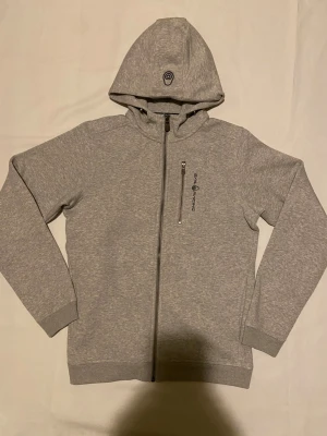 Sail racing zipper i storlek S - Säljer en sail racing zipper/hoodie i storlek S.                             Scickar samma dag förutom om köpet begås sent på kvällen/natten!📦                                                                 Kom med bud och bara att meddela mig om du undrar över något!😃