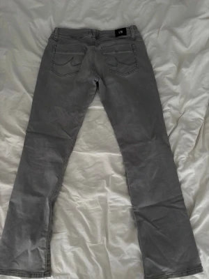 Grå bootcut jeans från LTB - Snygga grå jeans från LTB. Aldrig använda! Hör av er vid frågor 💕