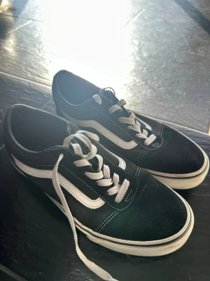 Svarta Vans Old Skool sneakers - Klassiska Vans Old Skool sneakers i svart mocka och canvas med vit sula och vit sidostripes. Storlek 39🪩🪩