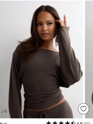 Brun loungset med off-shoulder - Säljer denna jätte sköna tröjan i stretchigt och mysigt tyg, funkar både till mys och till vardagen! Färgen taupe storlek Xs, har lite tightare passform i midjan och lösare upptill, helt oanvänd💕