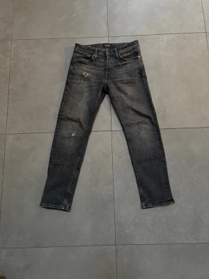 Jack & Jones  - Ränsa ur garderoben å hitta dessa Jeans ifrån jack and Jones. Storlek 29/30, E för små för mig så säljer dem billigt! Önskar fler bilder eller har du en fråga e de bara att skriva! Priset kan diskuteras. 