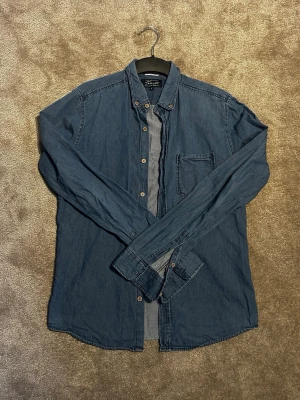 Blå jeansjacka från Shell S8 - Passform normal/ storlek S Jag är 180 och 68kg Lite tunnare Jeansskjorta  Köper du fler plagg löser jag rabbat 🤗 
